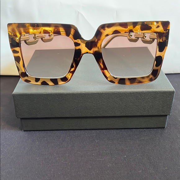 Accessories - Oversized Tortoiseshell Sunglasses with Gradient Lenses and Bold Square Frames